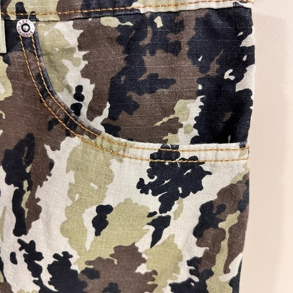 HOT KISS Camo Mini Skirt with Raw Hem Size 11 Retro Y2K Grunge - Picture 8 of 12